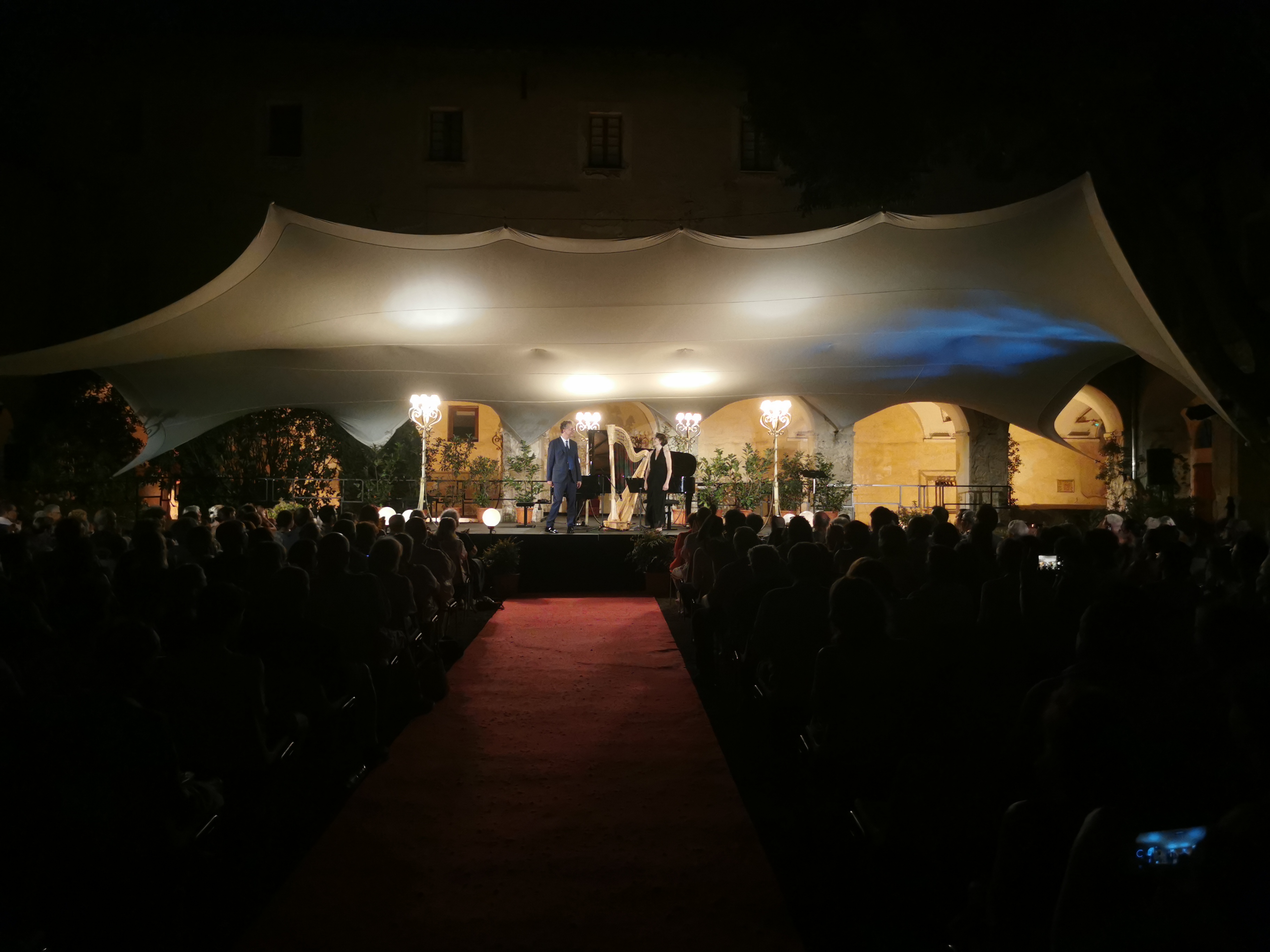 SCENE CLOITRE TAPIS ROUGE IMG_20240807_214936.jpg
